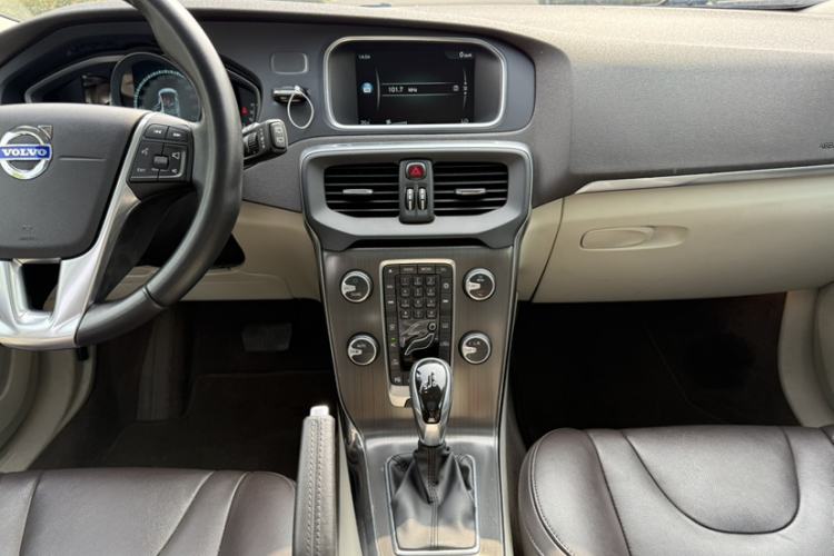 Used Volvo V40 2015 1.6T Zhiya Edition Interior 5