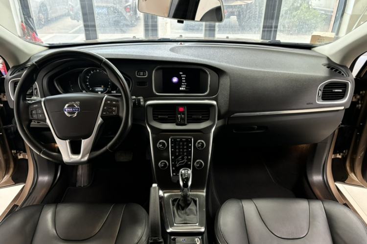 Used Volvo V40 2015 1.6T Zhiya Edition Interior 5