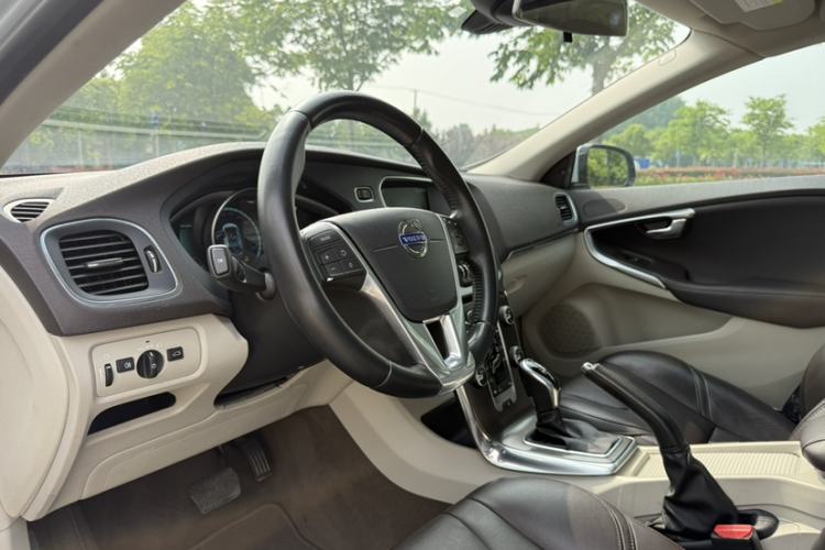 Used Volvo V40 2015 1.6T Zhiya Edition Interior 6