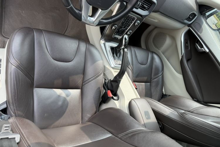 Used Volvo V40 2015 1.6T Zhiya Edition Interior 8