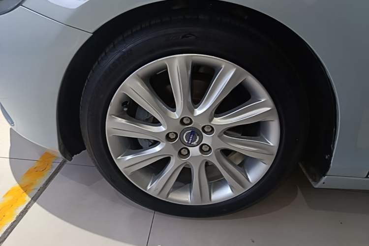 Used Volvo V40 2015 1.6T Zhiyi Edition Left Front Wheel Hub