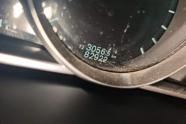 Used Volvo V40 2015 1.6T Zhiya Edition Odometer Close Up