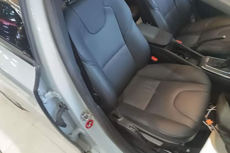 Used Volvo V40 2015 1.6T Zhiyi Edition Right Front Seat