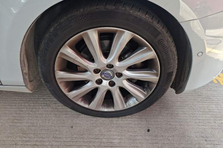 Used Volvo V40 2015 1.6T Zhiya Edition Right Front Wheel Hub