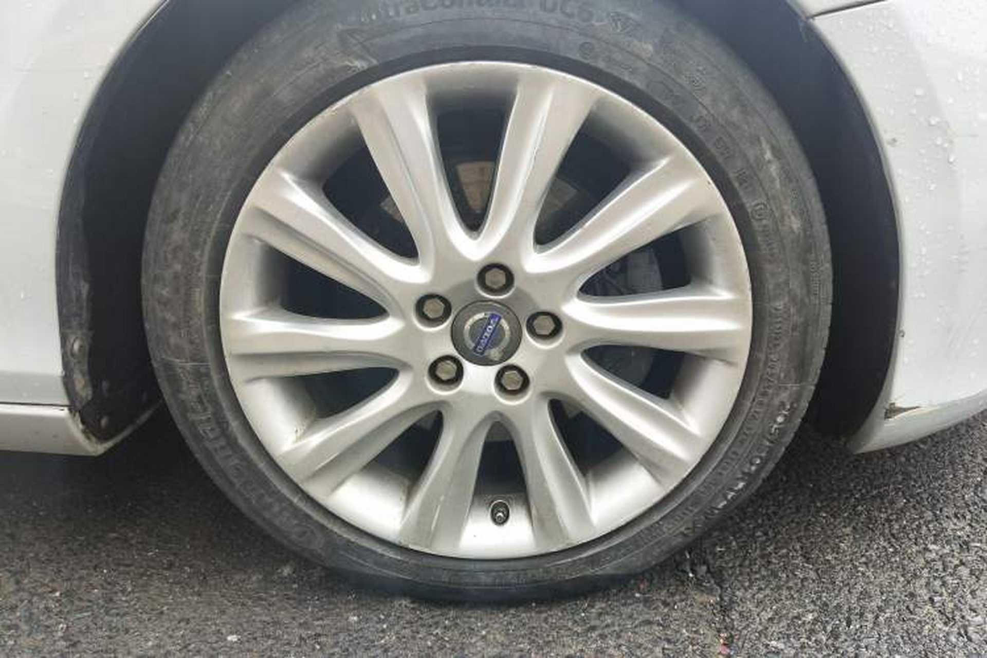 Used Volvo V40 2015 1.6T Zhiyi Edition Right Front Wheel Hub