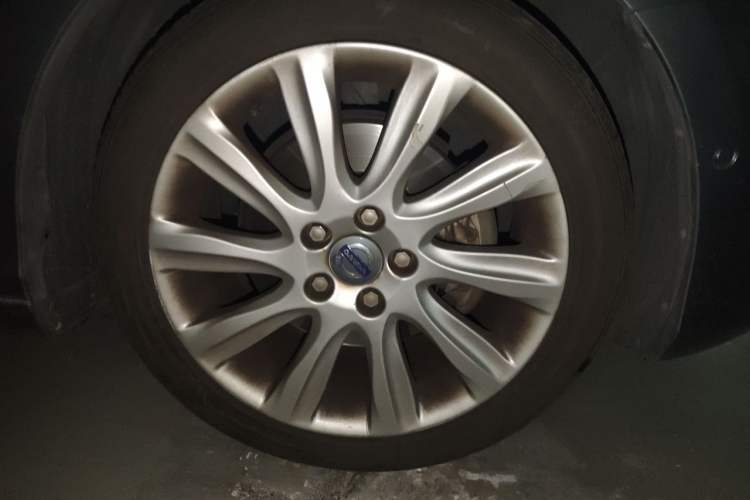 Used Volvo V40 2015 1.6T Zhiya Edition Right Front Wheel Hub