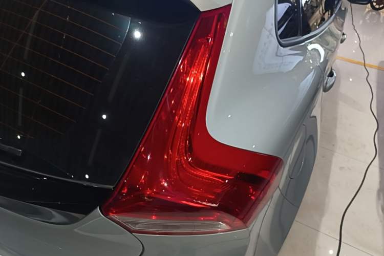 Used Volvo V40 2015 1.6T Zhiyi Edition Right Rear Taillight