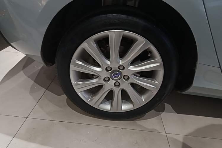 Used Volvo V40 2015 1.6T Zhiyi Edition Right Rear Wheel Hub