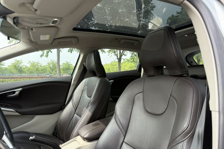Used Volvo V40 2015 1.6T Zhiya Edition Roof