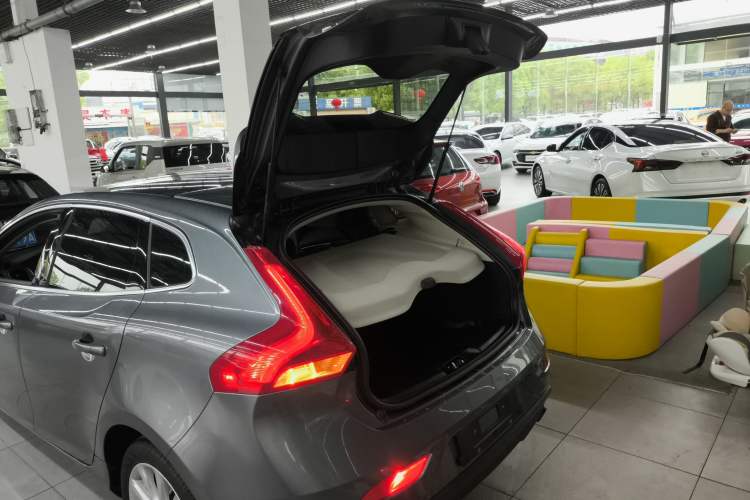 Used Volvo V40 2015 1.6T Zhiya Edition Trunk
