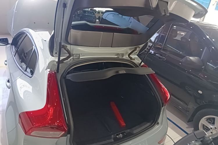 Used Volvo V40 2015 1.6T Zhiyi Edition Trunk