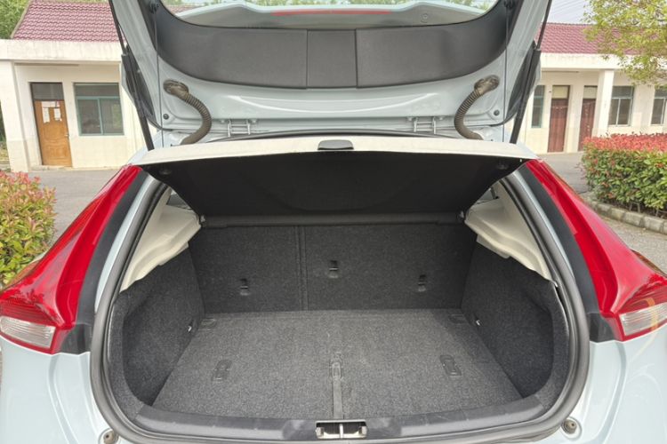 Used Volvo V40 2015 1.6T Zhiya Edition Trunk