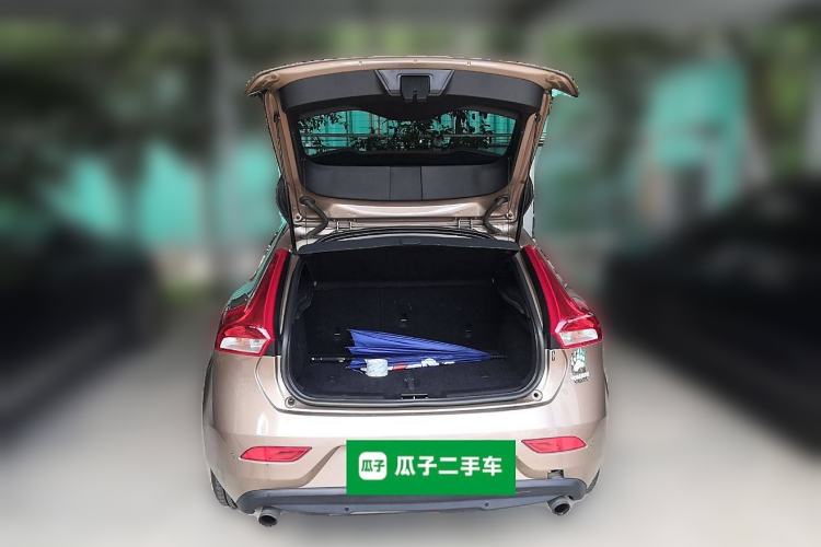 Used Volvo V40 2015 1.6T Zhiya Edition Trunk