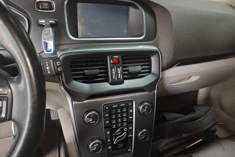 Used Volvo V40 2015 1.6T Zhiyi Edition Audio And AC Panel