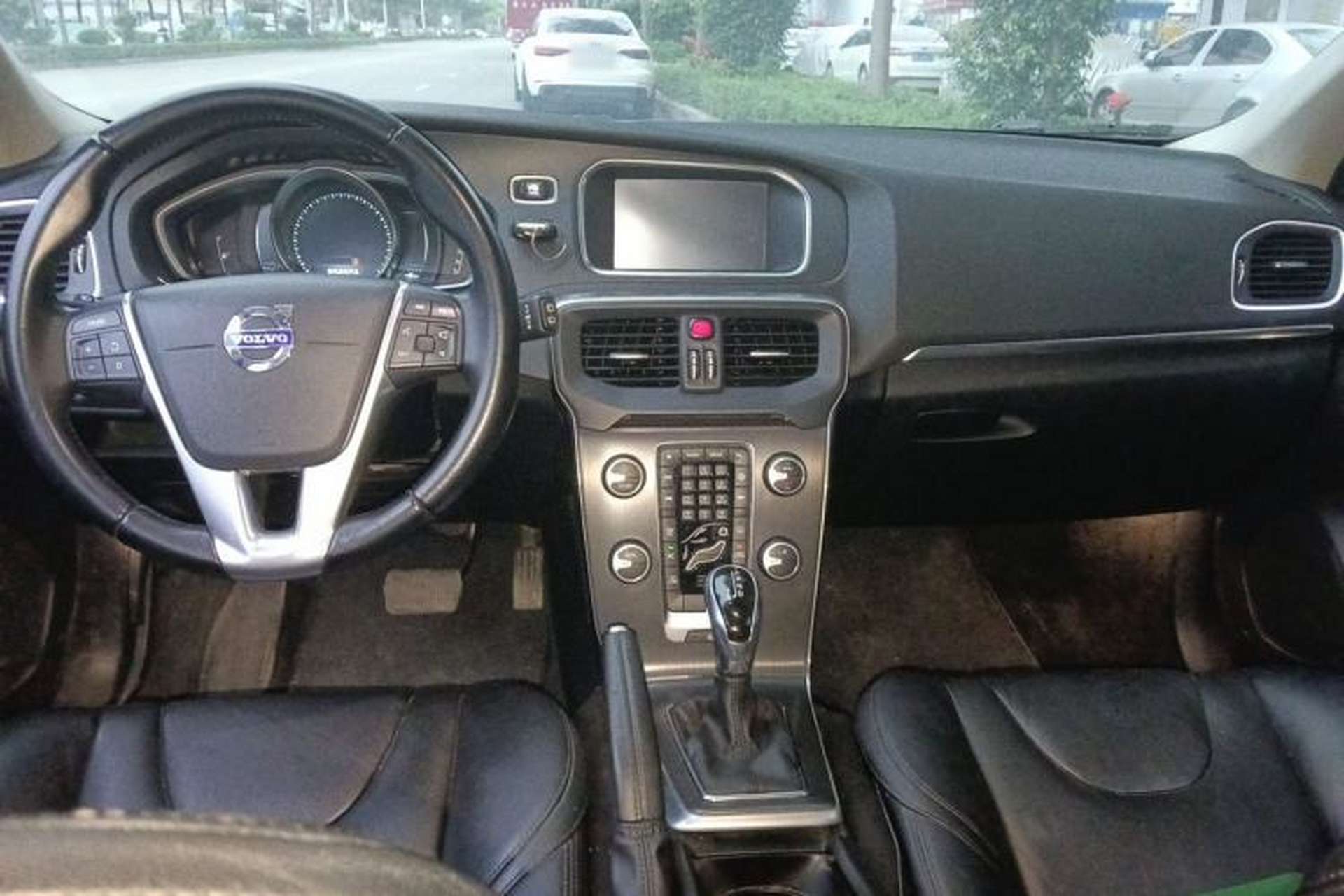 Used Volvo V40 2015 1.6T Zhiya Edition Center Console