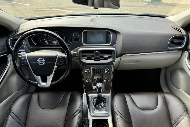 Used Volvo V40 2015 1.6T Zhiyi Edition Center Console