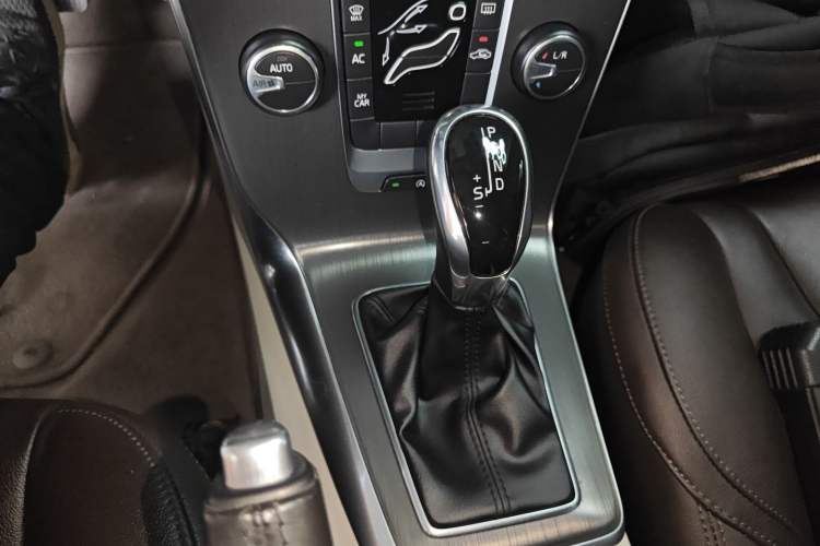 Used Volvo V40 2015 1.6T Zhiyi Edition Gear Lever