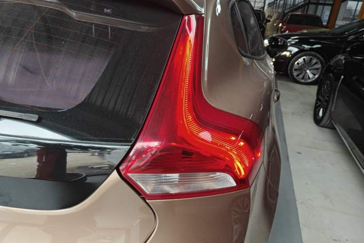 Used Volvo V40 2015 1.6T Zhiyi Edition Right Rear Taillight