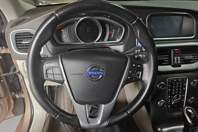 Used Volvo V40 2015 1.6T Zhiyi Edition Steering Wheel