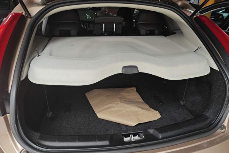 Used Volvo V40 2015 1.6T Zhiyi Edition Trunk