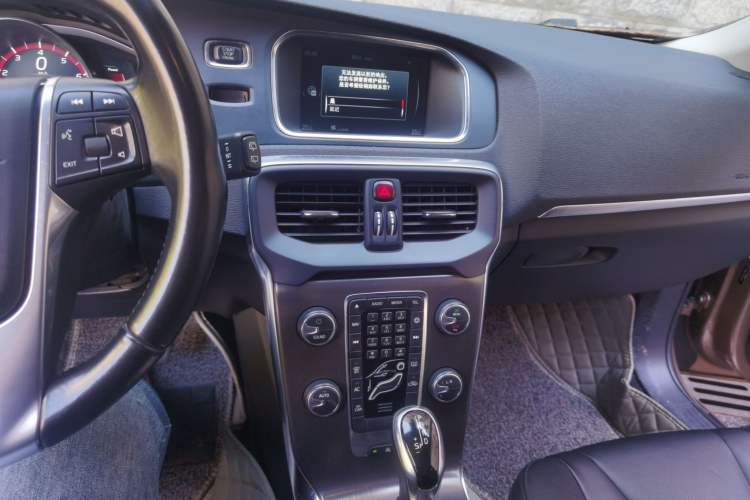 Used Volvo V40 2015 1.6T Zhiyi Edition Audio And AC Panel