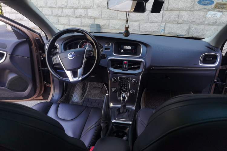 Used Volvo V40 2015 1.6T Zhiyi Edition Center Console
