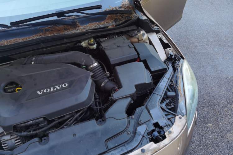 Used Volvo V40 2015 1.6T Zhiyi Edition Engine Bay Left