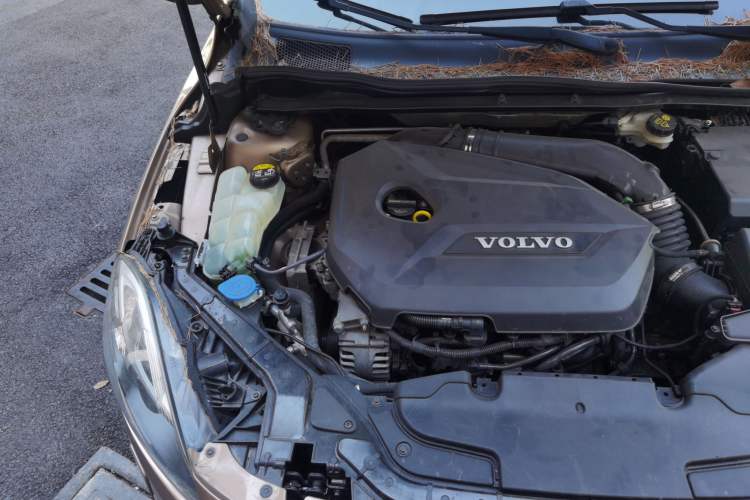 Used Volvo V40 2015 1.6T Zhiyi Edition Engine Bay Right