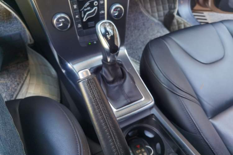 Used Volvo V40 2015 1.6T Zhiyi Edition Gear Lever