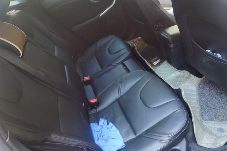Used Volvo V40 2015 1.6T Zhiyi Edition Left Rear Seat