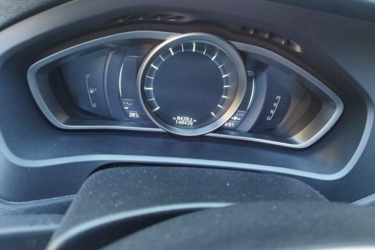 Used Volvo V40 2015 1.6T Zhiyi Edition Odometer Close Up