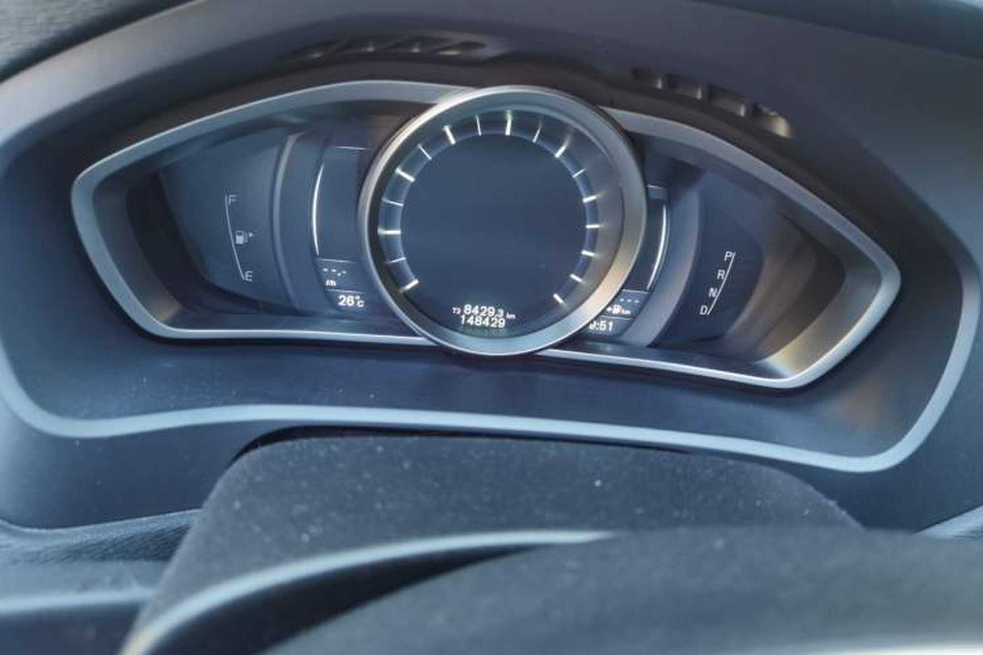 Used Volvo V40 2015 1.6T Zhiyi Edition Odometer Close Up