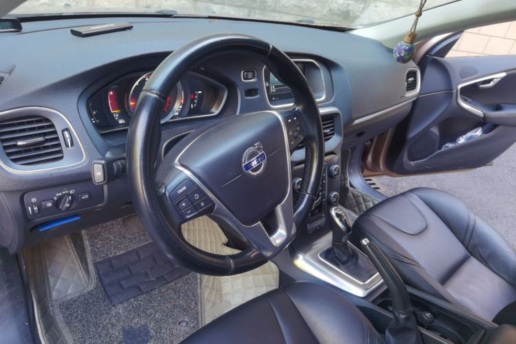 Used Volvo V40 2015 1.6T Zhiyi Edition Steering Wheel