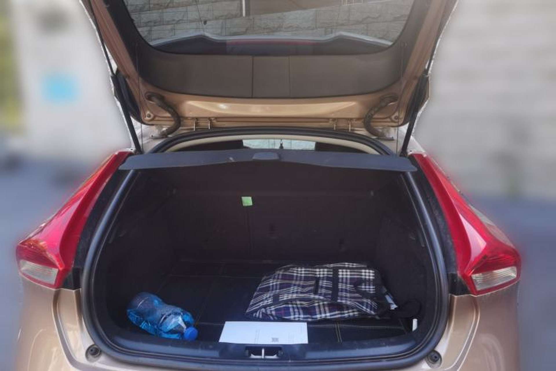 Used Volvo V40 2015 1.6T Zhiyi Edition Trunk