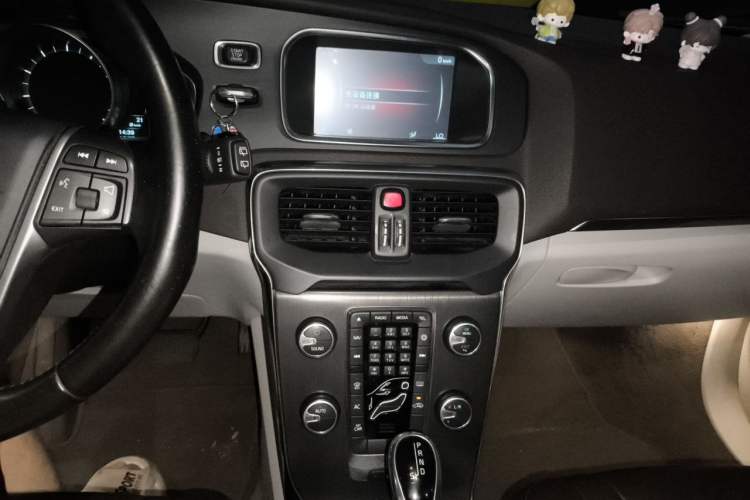Used Volvo V40 2015 1.6T Zhiyi Edition Audio And AC Panel
