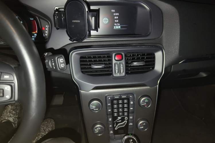 Used Volvo V40 2015 1.6T Zhiyi Edition Audio And AC Panel