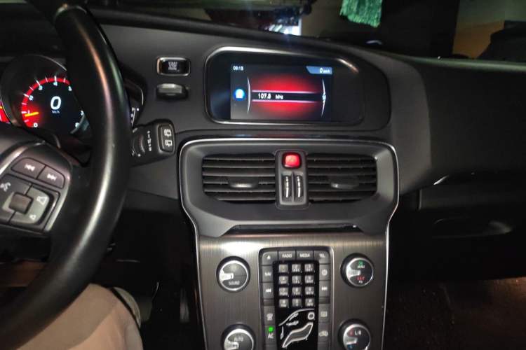 Used Volvo V40 2015 1.6T Zhiyi Edition Audio And AC Panel