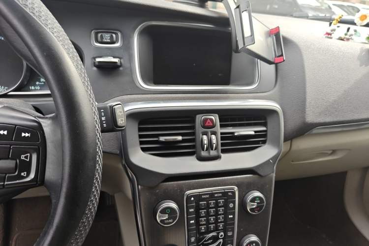 Used Volvo V40 2015 1.6T Zhiya Edition Audio And AC Panel