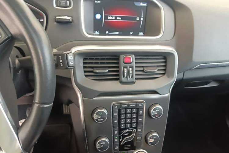 Used Volvo V40 2015 1.6T Zhiya Edition Audio And AC Panel