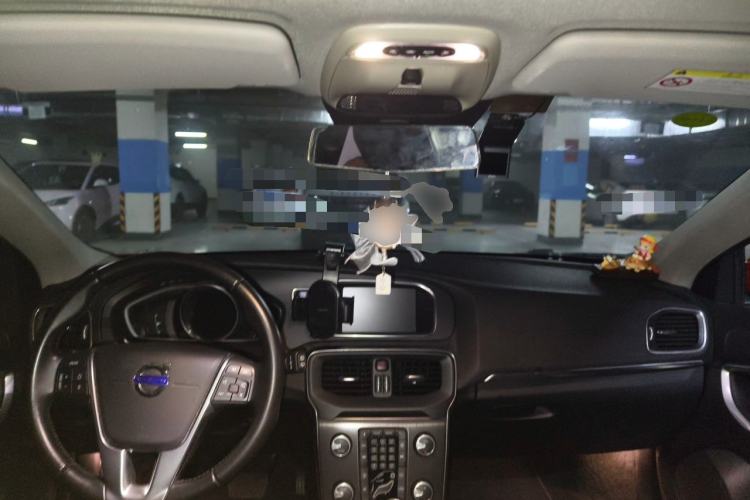 Used Volvo V40 2015 1.6T Zhiyi Edition Center Console