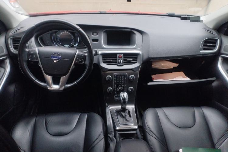Used Volvo V40 2015 1.6T Zhiya Edition Center Console