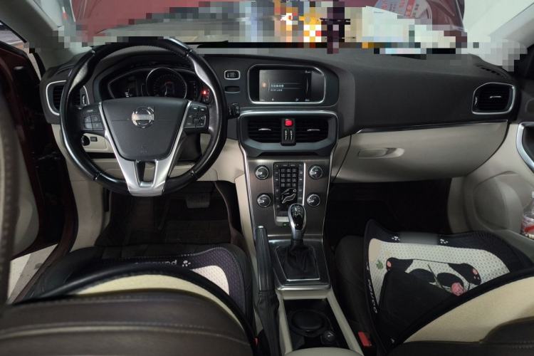 Used Volvo V40 2015 1.6T Zhiyi Edition Center Console