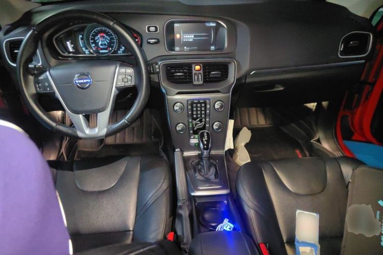 Used Volvo V40 2015 1.6T Zhiya Edition Center Console