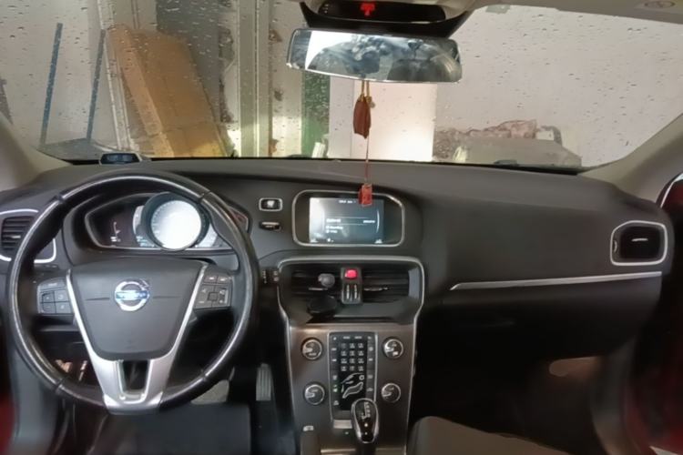 Used Volvo V40 2015 1.6T Zhiyi Edition Center Console
