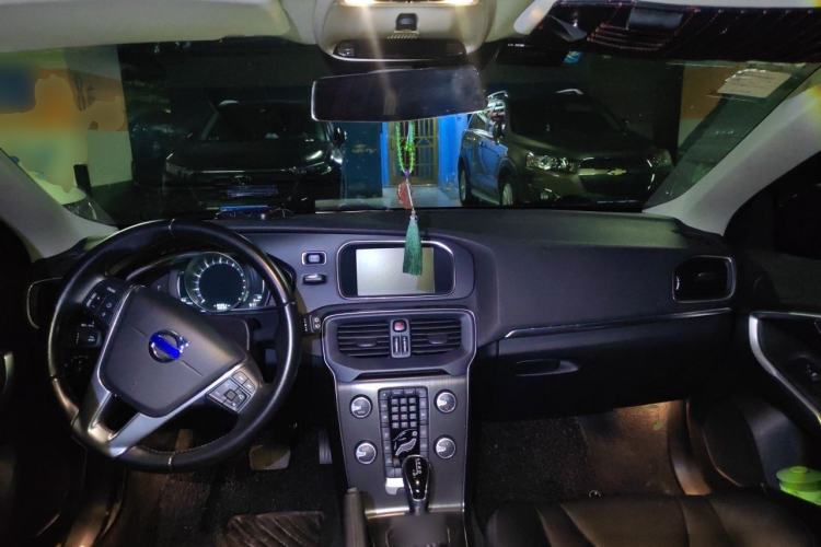 Used Volvo V40 2015 1.6T Zhiyi Edition Center Console