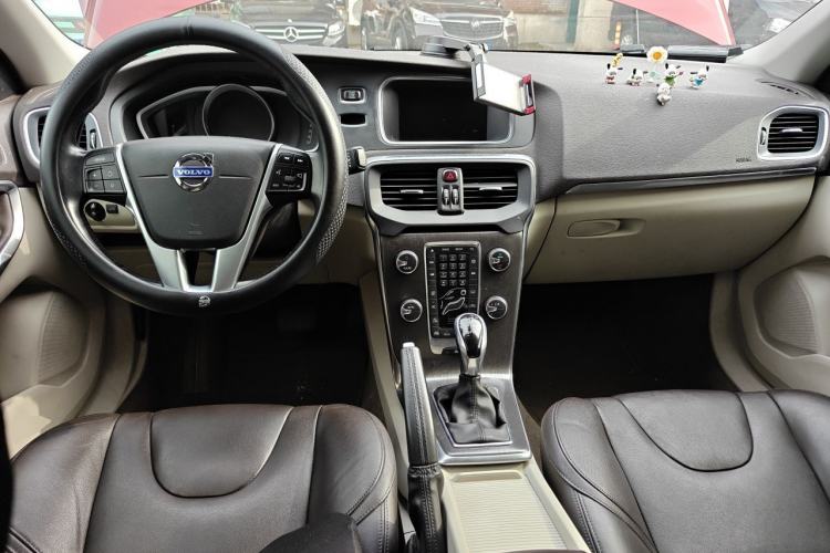 Used Volvo V40 2015 1.6T Zhiya Edition Center Console