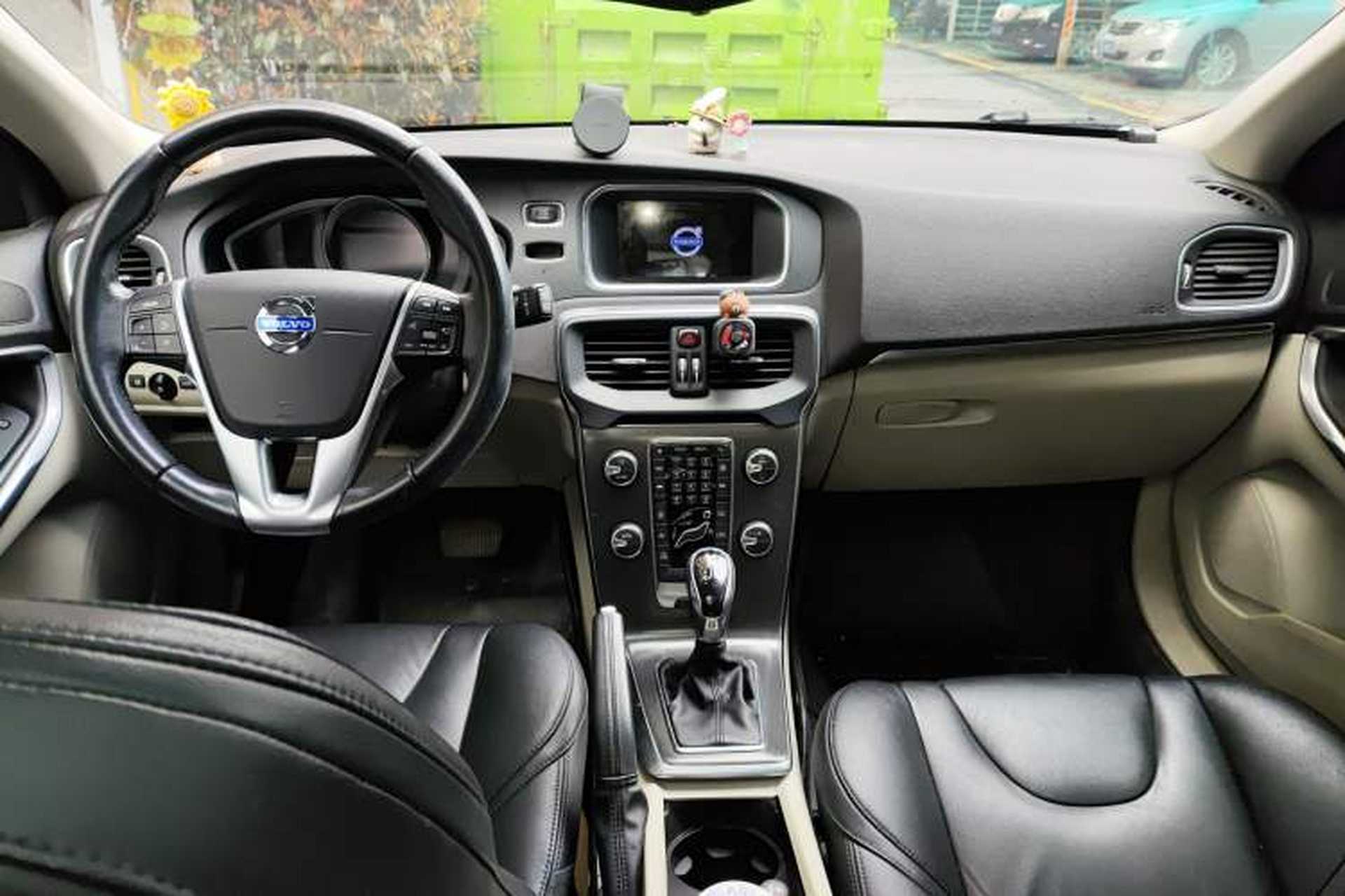 Used Volvo V40 2015 1.6T Zhiyi Edition Center Console