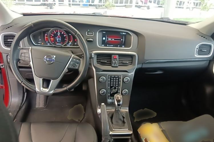 Used Volvo V40 2015 1.6T Zhiya Edition Center Console
