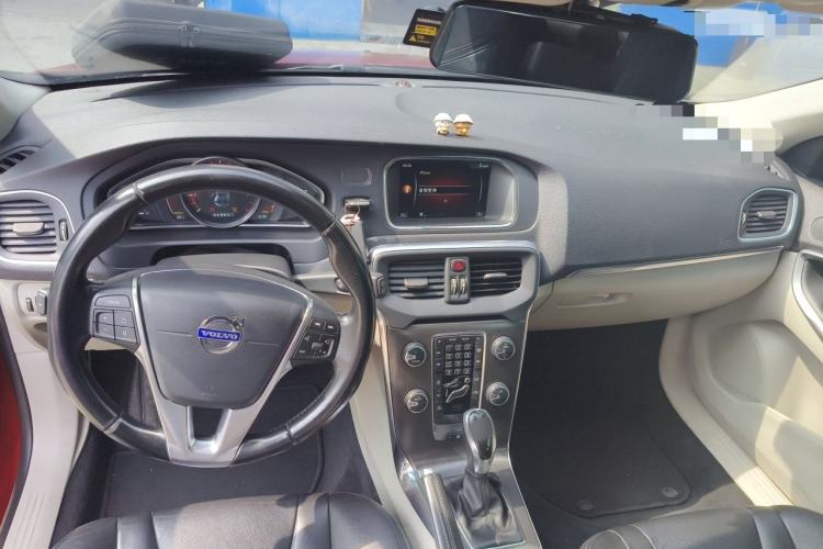 Used Volvo V40 2015 1.6T Zhiyi Edition Center Console