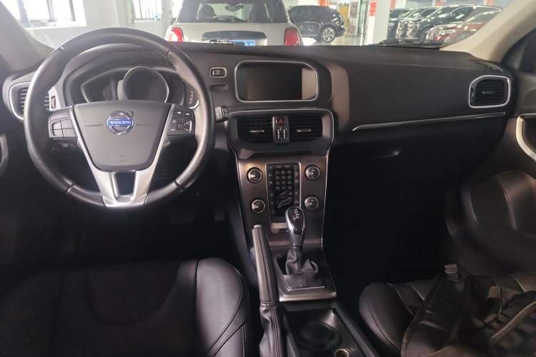 Used Volvo V40 2015 1.6T Zhiyi Edition Center Console
